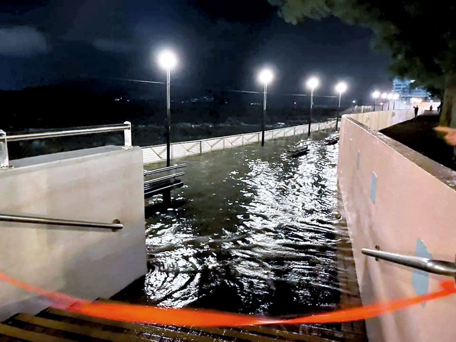 杏花邨●杏花邨部分海旁遭海水倒灌淹浸。fb圖片