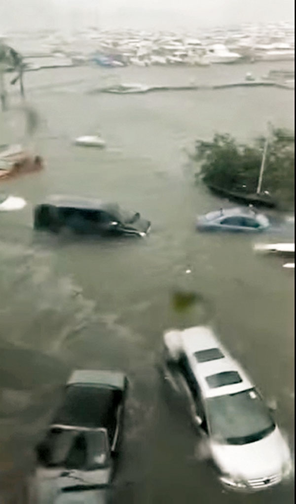 西貢●網上片段指在西貢至少有8輛私家車被倒灌海水淹浸。視頻截圖