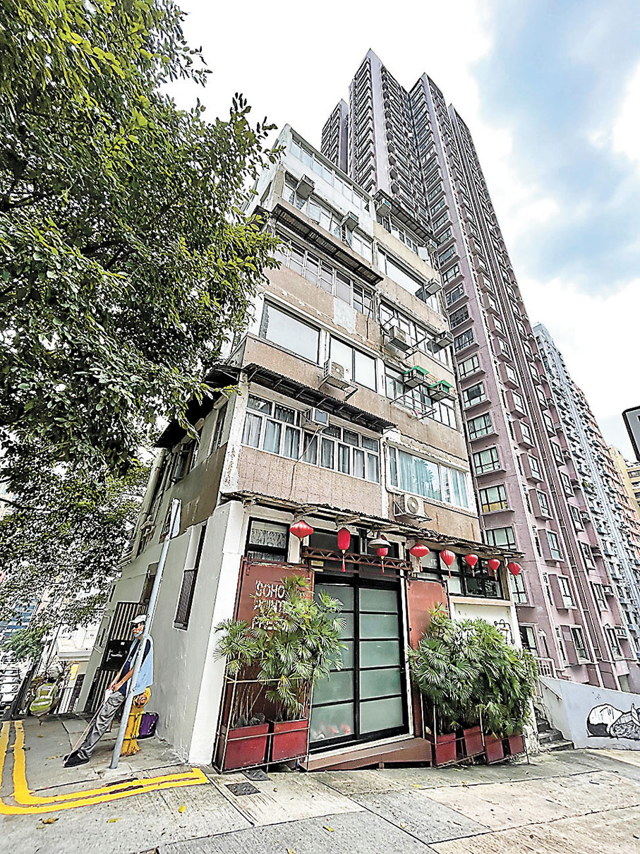 ● 位於上環水池巷的一個前身為印刷廠的唐樓複式單位，獲投資者重新裝修，成為具工業風的特色住宅。 記者黎梓田  攝