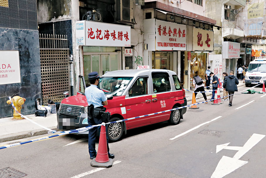 前日清晨西環發生的士司機被乘客謀殺案，警方接報趕至封鎖現場進行調查。 資料圖片