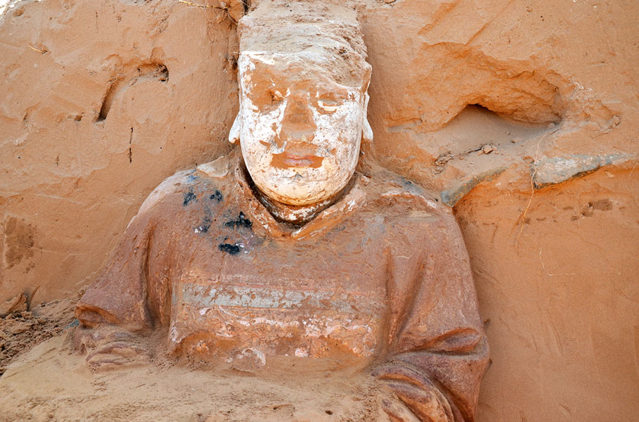 ●出於顯應宮內的泥塑造像。