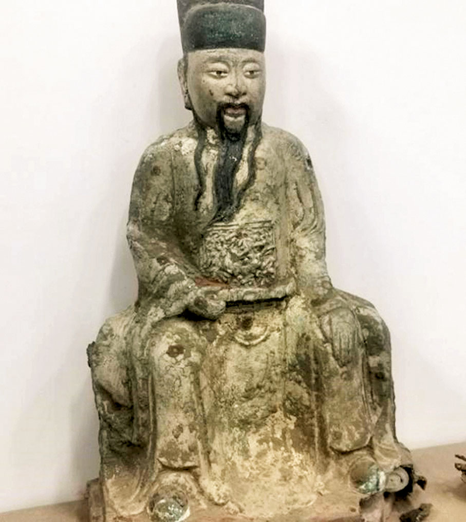●村民取土時發現泥塑及銅像。