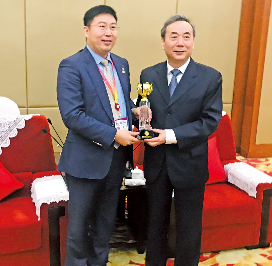 ● 2019年6月，肖凱（左）率領北區工商業代表團參加哈洽會和中俄博覽會，獲黑龍江省政協副主席郝會龍接見。