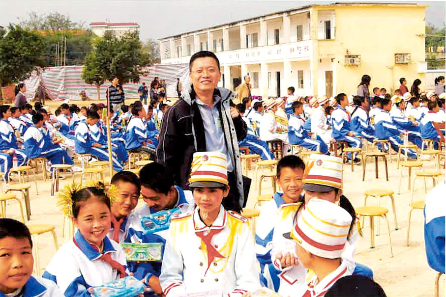 ● 2007年，連忠輝聯合各界人士在湛江市興建六所希望小學，圖為第一家廉江市佳龍希望小學建成剪綵。