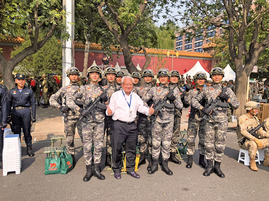 ● 2019年10月1日，吳宏斌和參與建國70周年閱兵儀式的軍人合照。