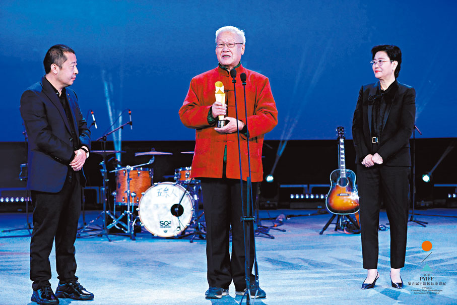 ●謝飛獲獎時表示，要向世界講好中國故事。