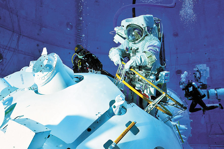 ●王亞平在水下進行出艙訓練。  中新社