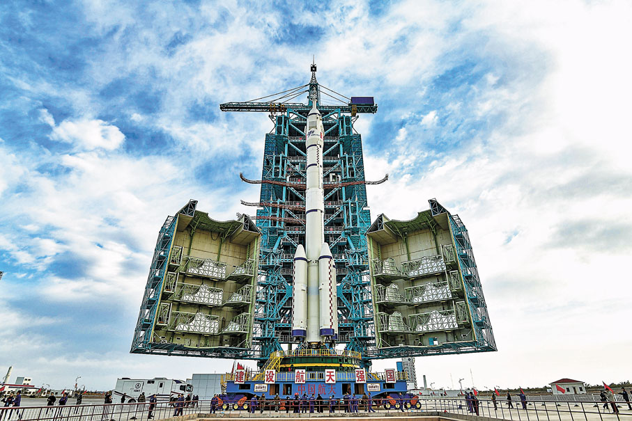 ●10月7日，神舟十三號載人飛船與長征二號F遙十三運載火箭組合體已轉運至發射區等待發射。網上圖片