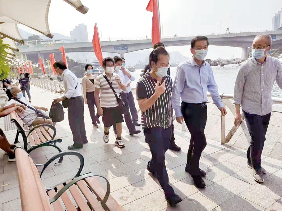 駱惠寧主任在漁船上與漁民交流。