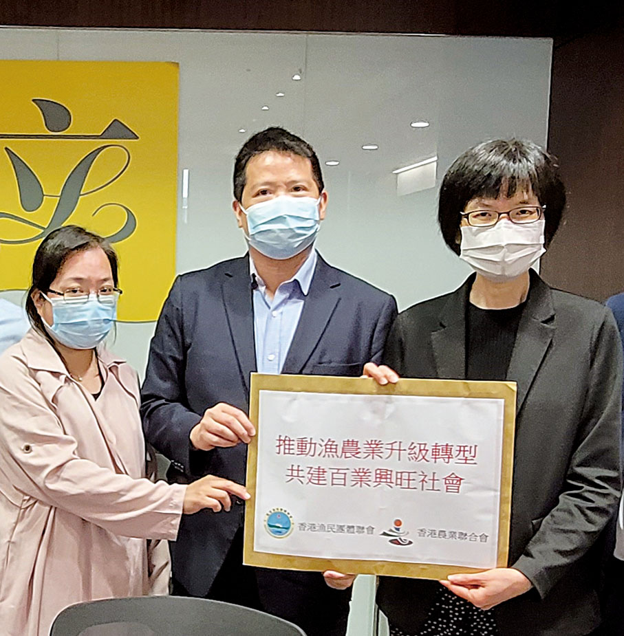 選委陳博智和劉金鳳均表示，完善選舉制度有助於推動香港聚焦發展謀求良政善治。（右一）食物及衛生局常任秘書長劉利群。