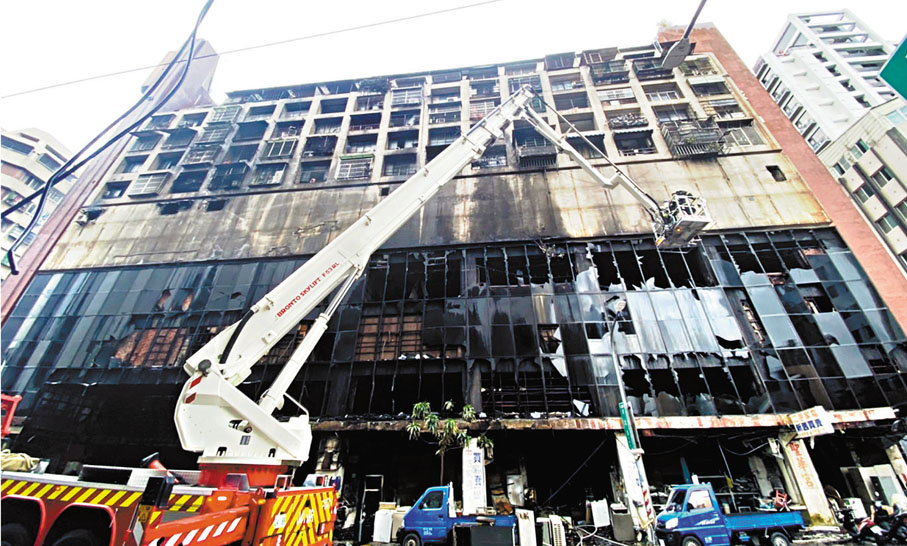 ●高雄市鹽埕區府北路「城中城」大樓14日凌晨2時許發生大火，目前已造成46人死亡，41人輕重傷。 中央社