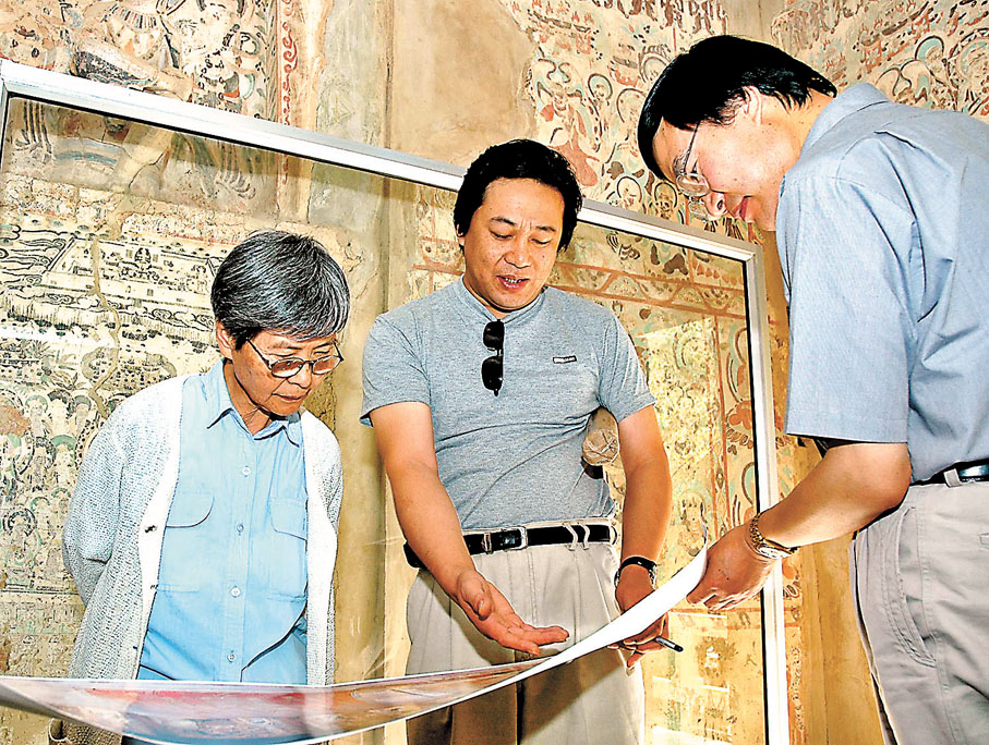 ●樊錦詩與同事們在洞窟內工作。