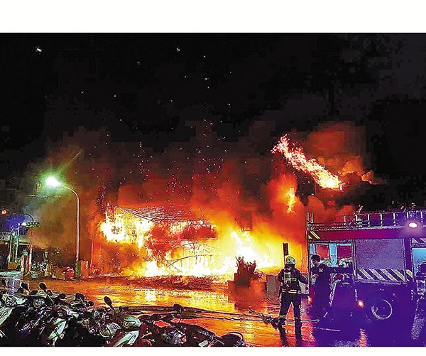 ● 台灣高雄市樓齡超過40年的「城中城」大樓14日發生奪命大火，敲響本港舊樓警鐘。 資料圖片