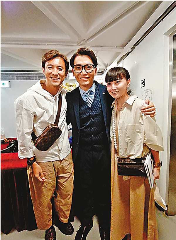 ●黃建東(中)獲譚俊彥夫婦捧場打氣。