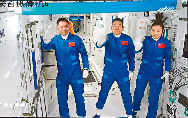 ● 10月16日，神舟十三號3名航天員翟志剛（中）、王亞平（右）、葉光富順利進駐天和核心艙後，向全國人民揮手致意。 新華社