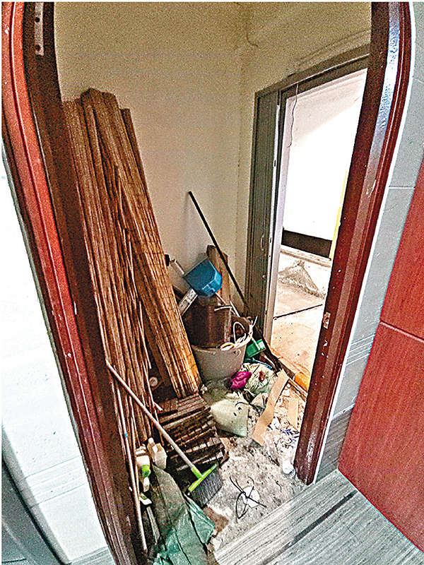 ●樓梯間堆積大量雜物及垃圾。 香港文匯報記者 攝