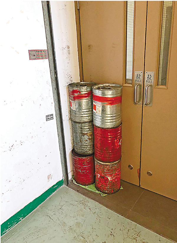 ●逃生門被雜物堵塞。 香港文匯報記者  攝