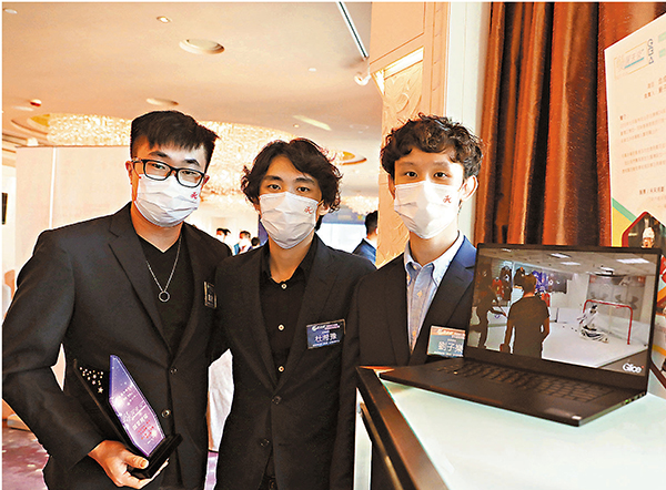 ● 盧濬豐(左起)、杜希豫和劉子樂將在九龍灣設立一個俗稱「膠板場」的合成板溜冰場冰球訓練中心，提供個別及小班冰球訓練。 香港文匯報記者  攝