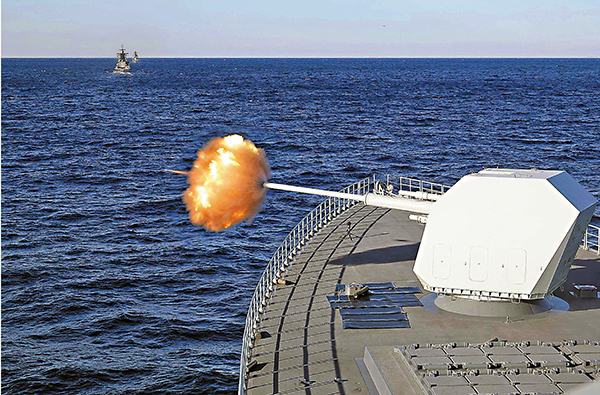 ●中方指揮艦南昌艦主炮實施對海射擊演練。  中新社