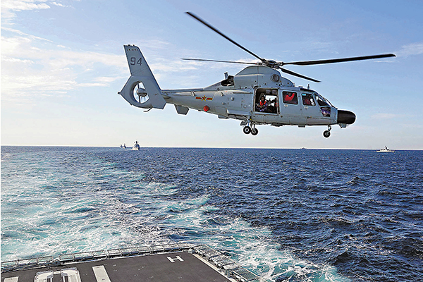 ●中方指揮艦南昌艦艦載直升機飛行演練。  中新社