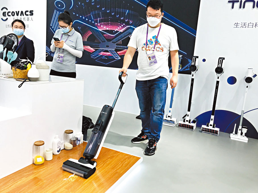 ● 添可智能科技工作人員展示洗地機產品。