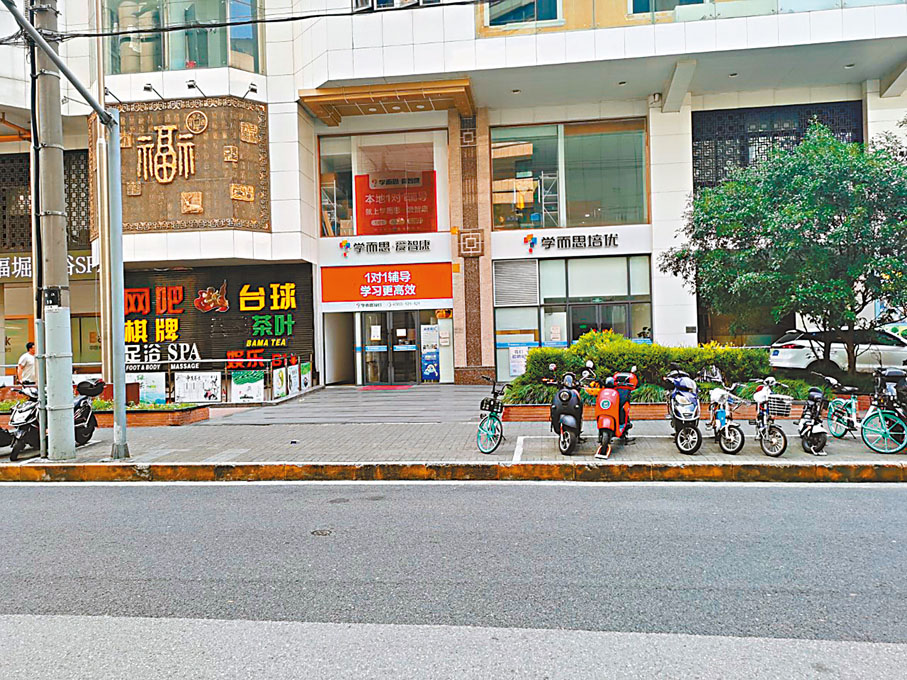 ● 培訓機構曾是火爆的行業，不少店舖門面十分大。