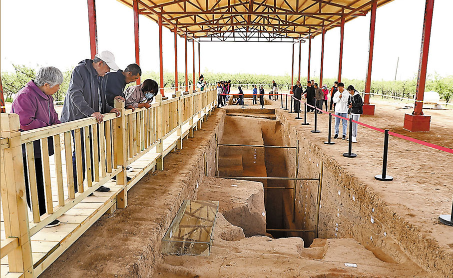 ● 仰韶文化發現及中國現代考古學迎來百年華誕。圖為早前全國各地的考古界專家、學者參觀河南澠池仰韶村遺址考古發掘現場。 資料圖片