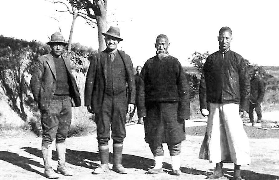 ● 瑞典地質學家安特生（左二）在仰韶村首次發掘時的留影。 新華社