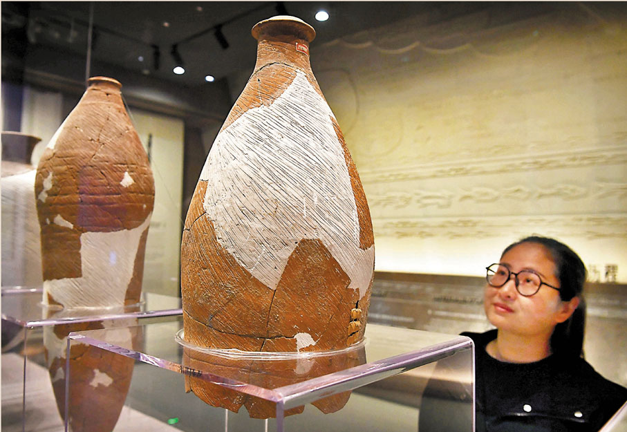 ● 民眾在仰韶文化博物館觀看展品。 新華社