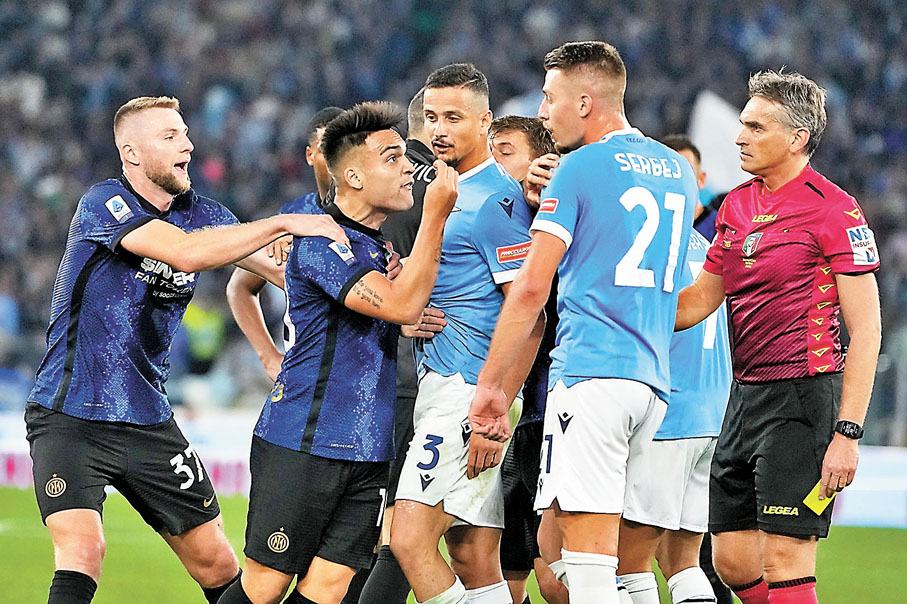 ●國米球員以為雷斯菲臘比(左三)想生事，一度引起衝突。美聯社