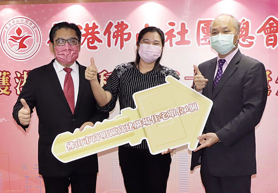 獲得頭獎的陳女士（中）希望香港可以盡快通關。