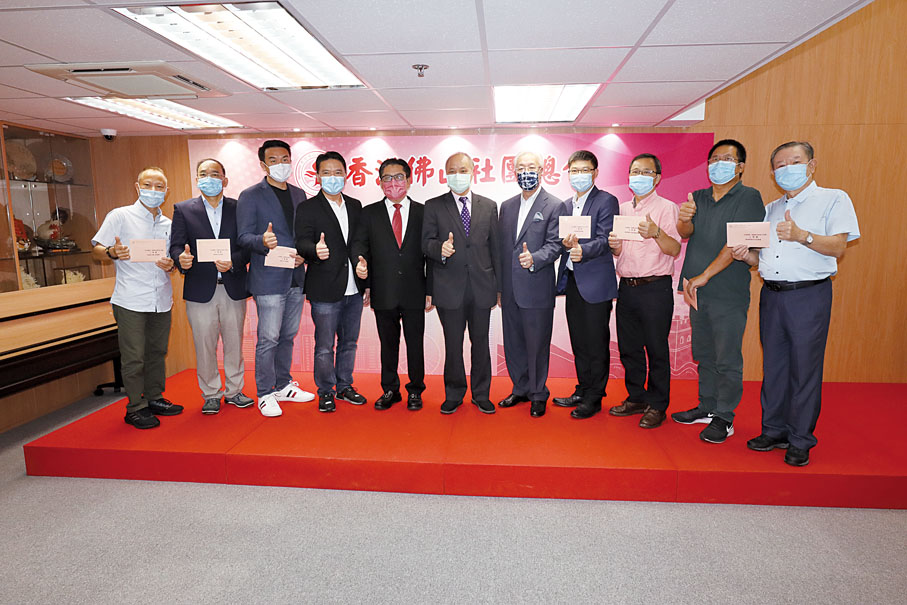 鄧祐才和蘇長榮頒獎予團體獎的代表。