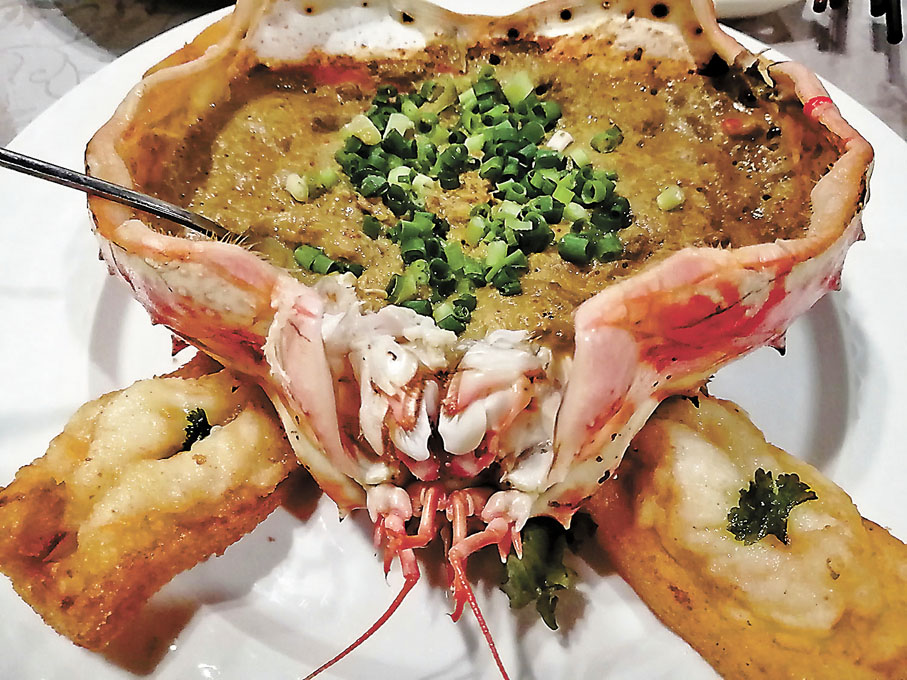 活膏甲羅燒」伴「懷舊蝦多士」（4件），是這樣吃的。