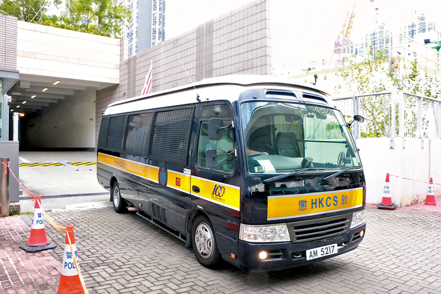 ●中大暴動案5被告乘囚車離開法院。 香港文匯報記者 攝