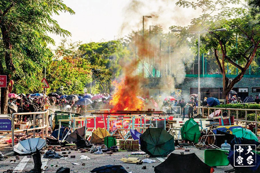 ●中大5生暴動罪成立，判監57月至59月。圖為黑衣魔在校內堵路縱火。資料圖片
