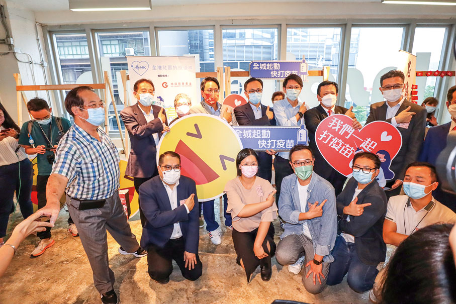 ●「家鄉巿集」設有「登記打疫苗」攤位，完全緊貼社區及市民需要。