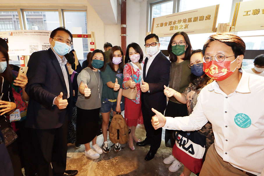 ●鄧炳強伉儷、楊育城及鄧家彪與工聯會深水埗地區服務處職員合影。