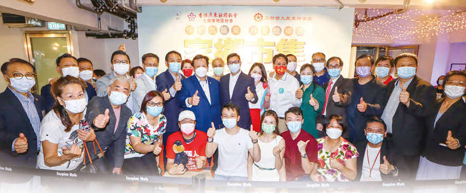 ●保安局局長鄧炳強到場為參展的鄉親加油打氣。