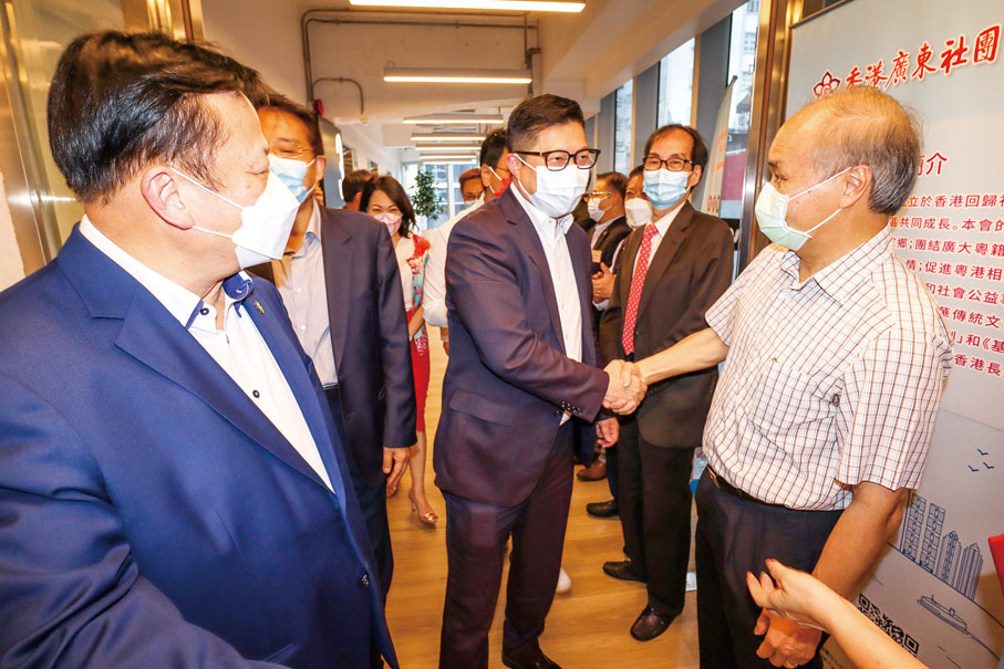 ●廣總首長迎接保安局局長鄧炳強入場。