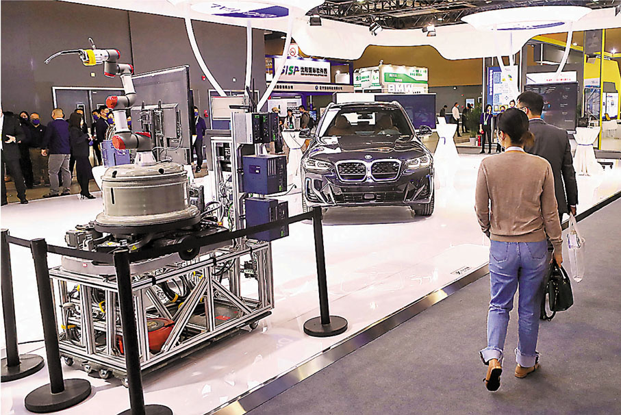 ●習近平指出，要完善數字經濟治理體系。圖為2021全球工業互聯網大會，嘉賓在展區參觀。 新華社