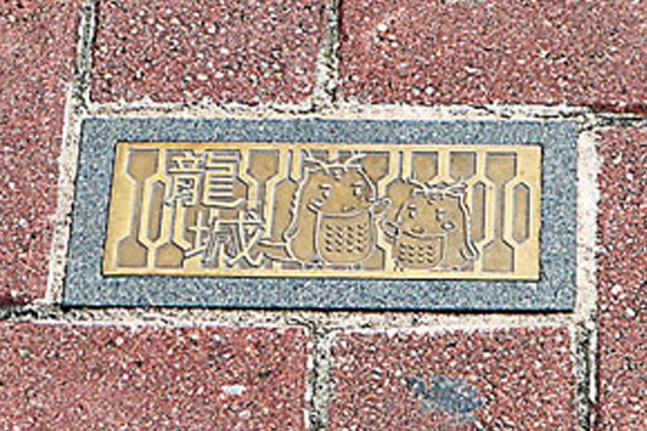 ●金色地磚點綴行人路。