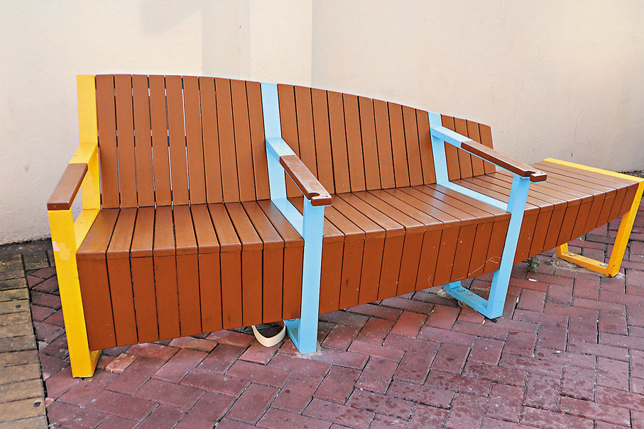 ●長者友善座椅形狀獨特。