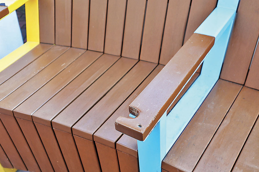 ●長者友善座椅上的掛鈎可供長者放枴杖。