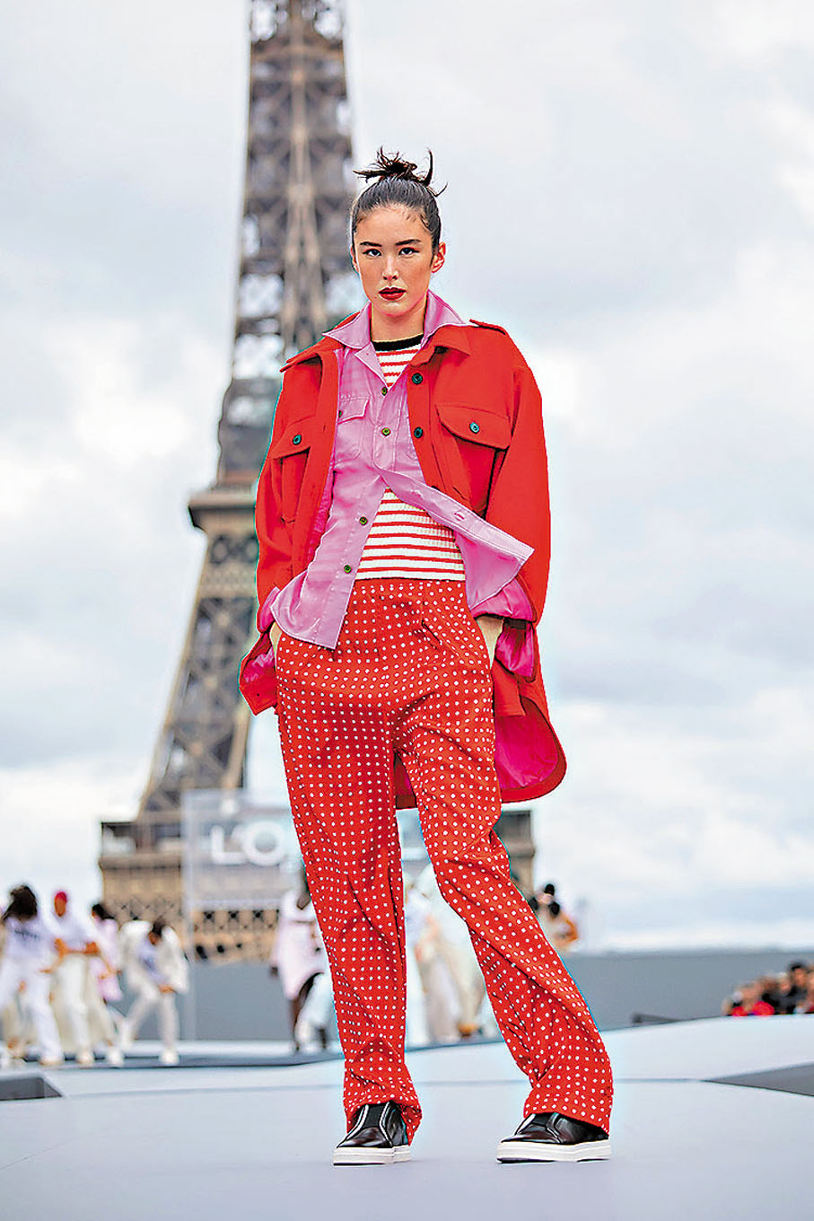 ●巴黎鐵塔下展示2022春夏女裝新品。