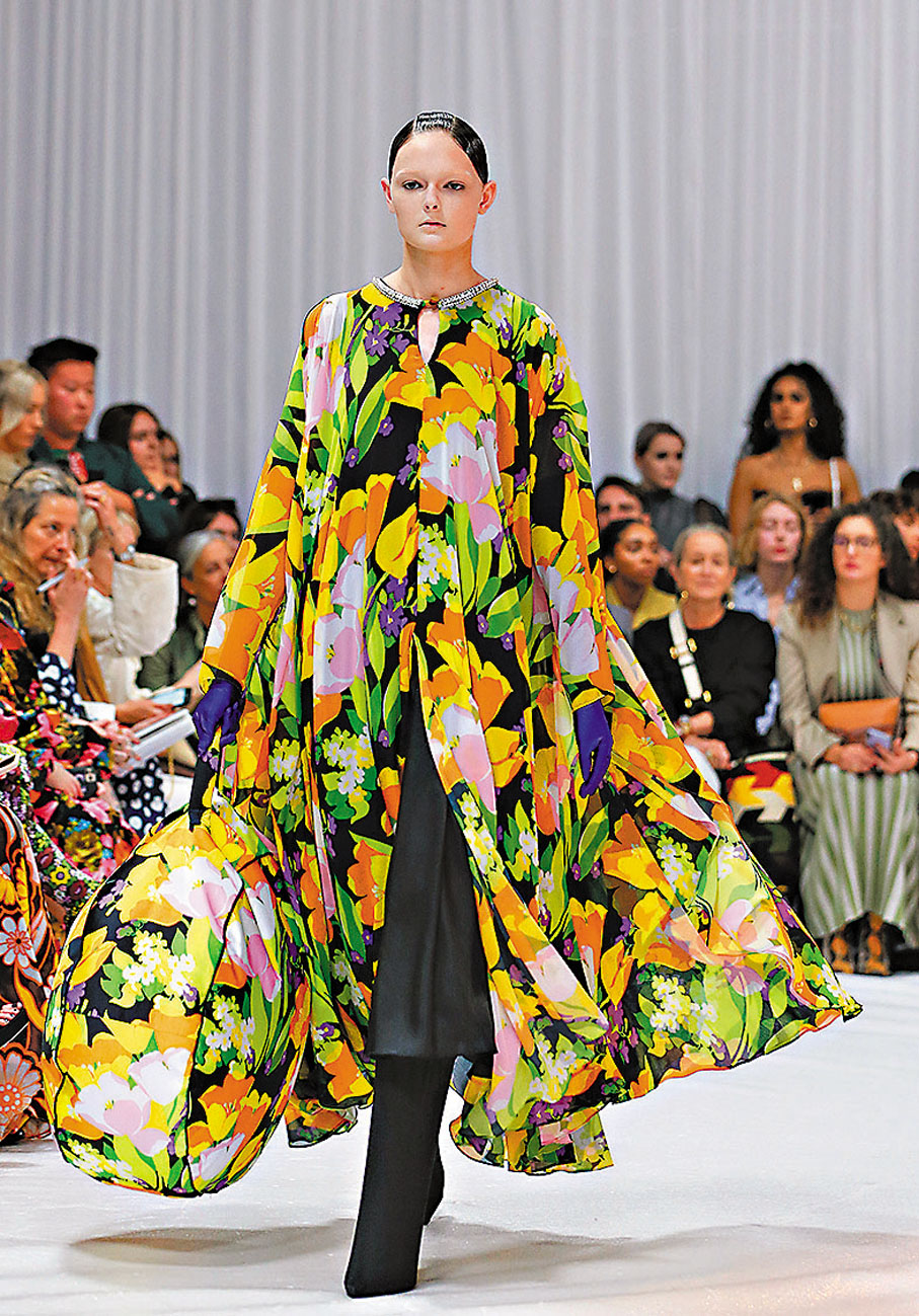 ●模特兒在倫敦時裝周上展示Richard Quinn服飾。