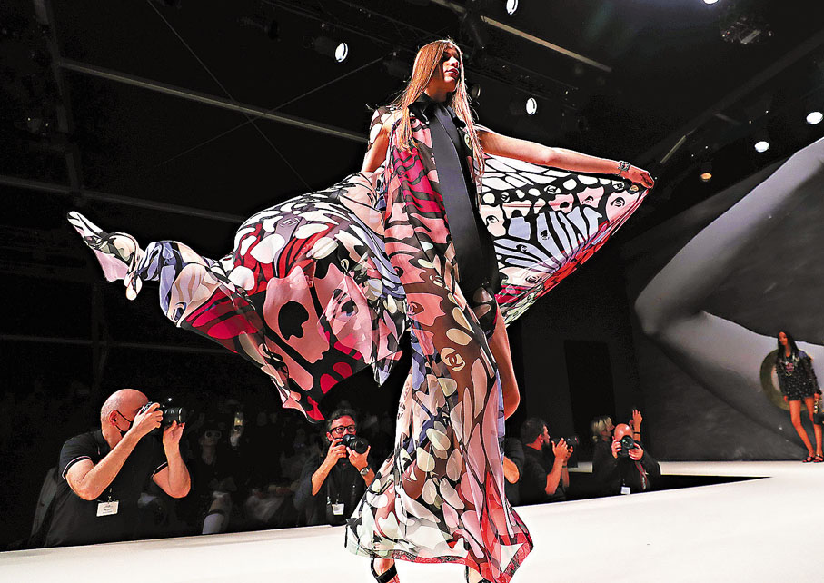 ●在巴黎時裝周上，香奈兒發布其2022春夏新品成衣。