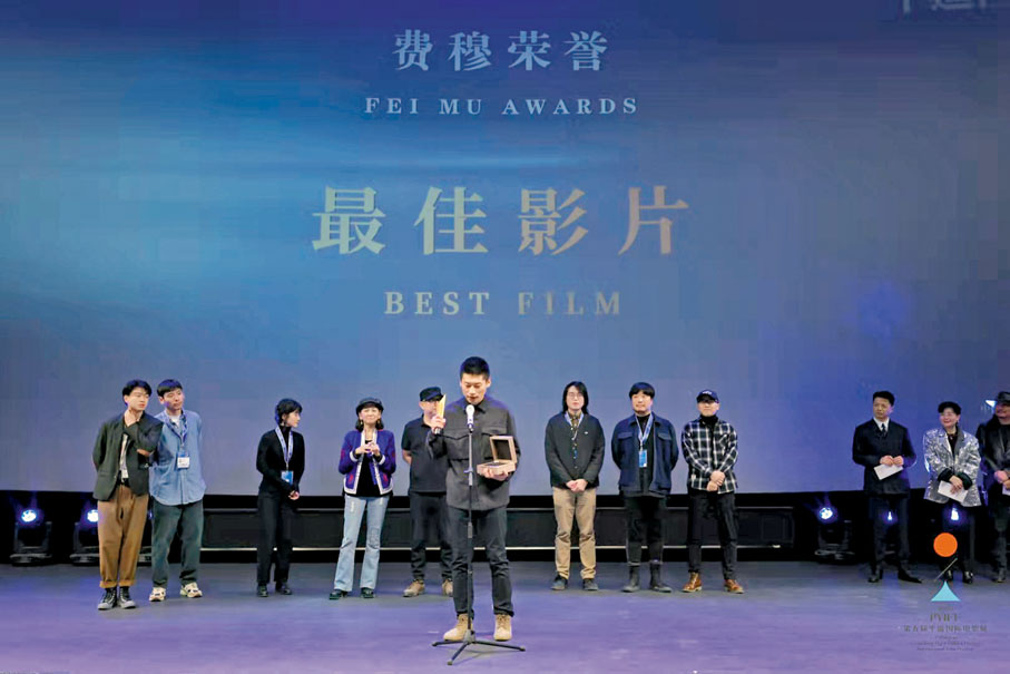 ● 孔大山領獎時難免心情激動。