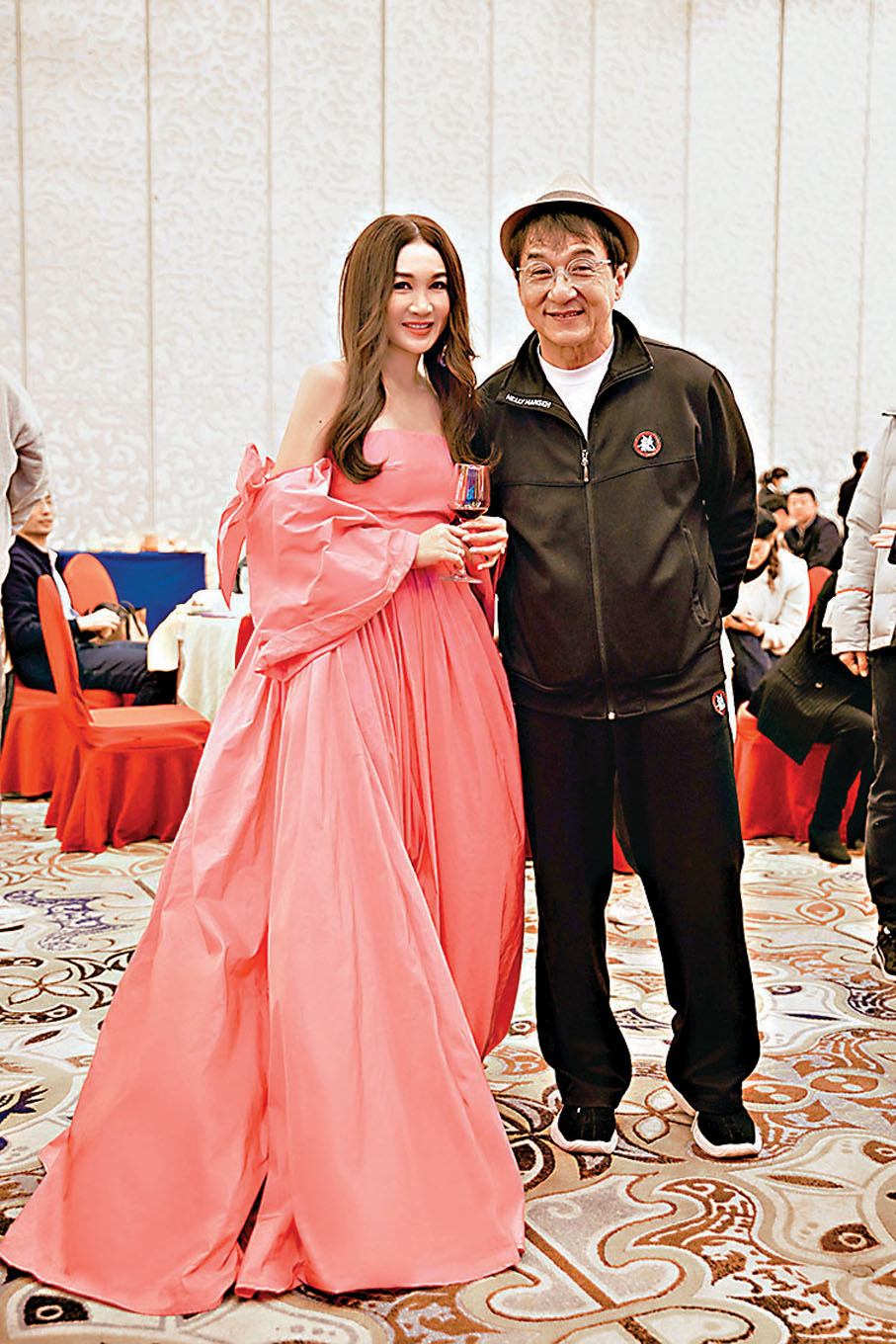 ● 溫碧霞高興可以跟成龍碰頭。