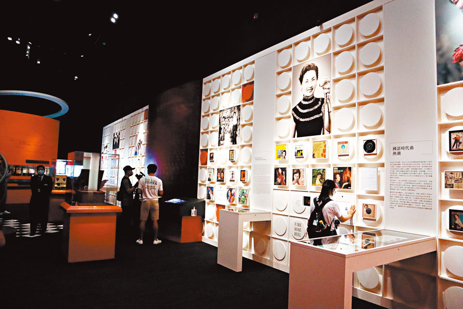 ●現場的白色牆上掛滿了以往的唱片。