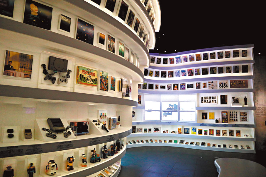 ●白色展示牆滿布雜誌創刊號、漫畫書和圖板遊戲等。